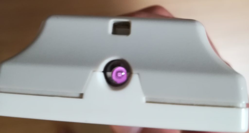 リモコンの赤外線部分をスマートフォンで見ると紫色で光る